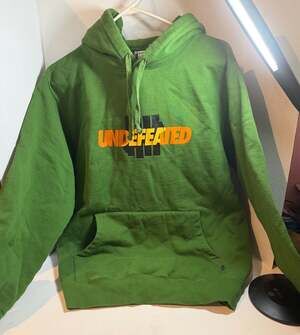 Undefeated Stadium Icon Logo Pullover Hoodie in Green, Size Large